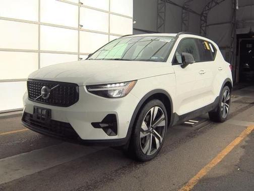 2025 Volvo XC40 B5 Plus Dark Theme
