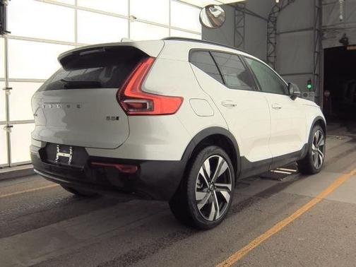 2025 Volvo XC40 B5 Plus Dark Theme