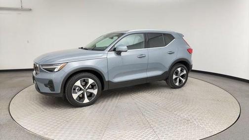 2023 Volvo XC40 B5 Plus Bright Theme