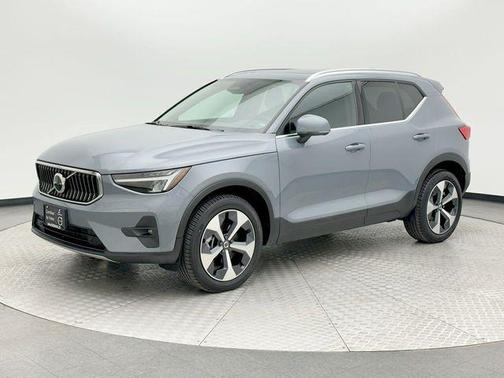 2023 Volvo XC40 B5 Plus Bright Theme