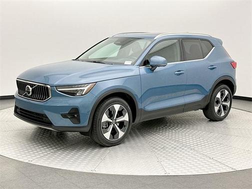 2025 Volvo XC40 B5 Plus Bright Theme
