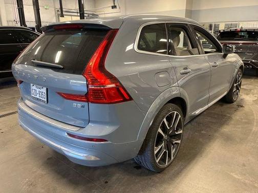 2023 Volvo XC60 B5 Ultimate Bright Theme
