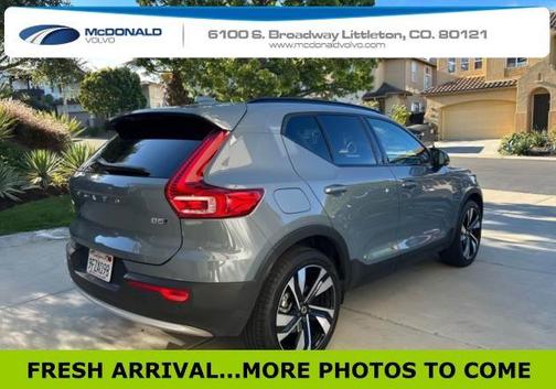 Thunder Gray Metallic 2023 Volvo XC40 B5 Ultimate Dark Theme