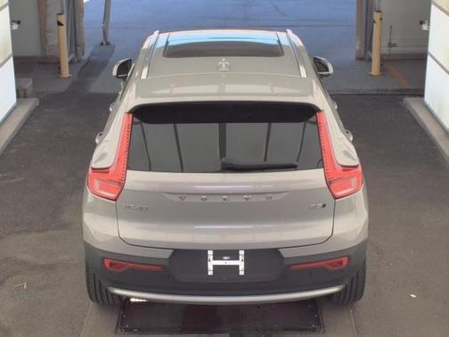 2025 Volvo XC40 B5 Core Bright Theme