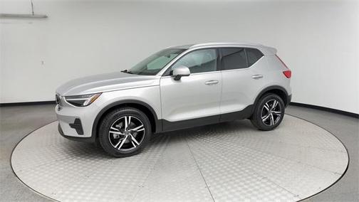 2025 Volvo XC40 B5 Core Bright Theme