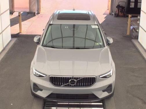 2025 Volvo XC40 B5 Core Bright Theme