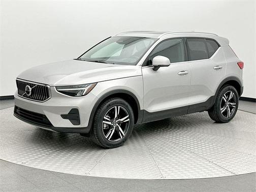 2025 Volvo XC40 B5 Core Bright Theme