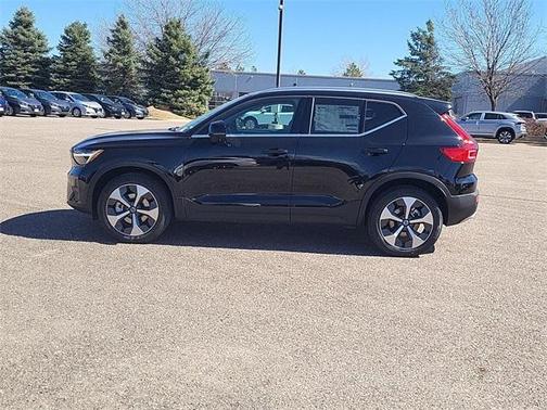 2025 Volvo XC40 B5 Core Bright Theme