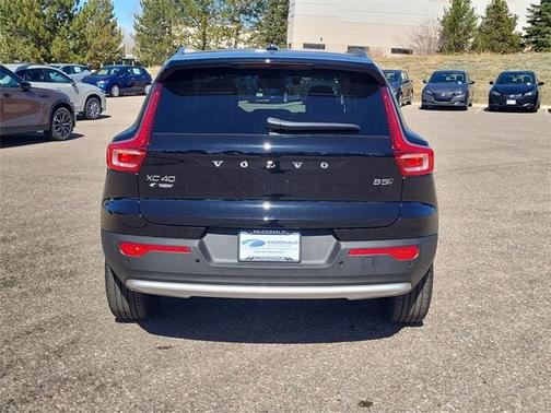 2025 Volvo XC40 B5 Core Bright Theme