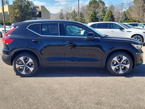 2025 Volvo XC40 B5 Core Bright Theme