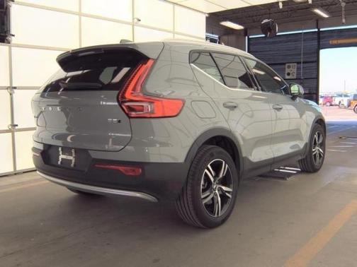 2025 Volvo XC40 B5 Core Bright Theme
