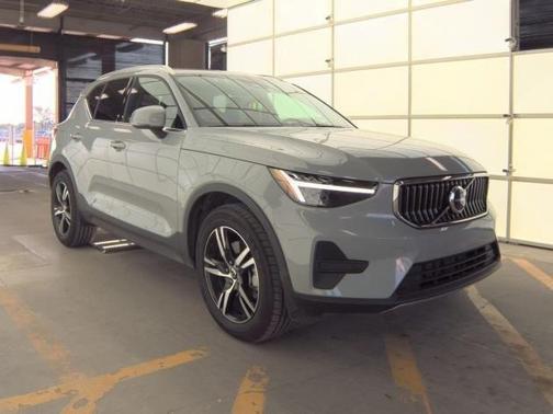 2025 Volvo XC40 B5 Core Bright Theme
