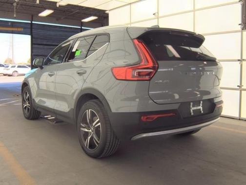 2025 Volvo XC40 B5 Core Bright Theme