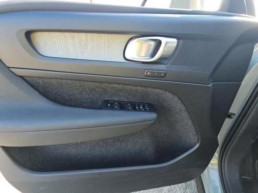 2025 Volvo XC40 B5 Core Bright Theme