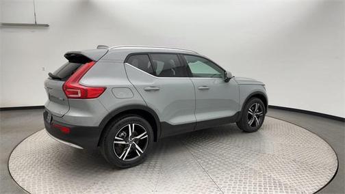 2025 Volvo XC40 B5 Core Bright Theme