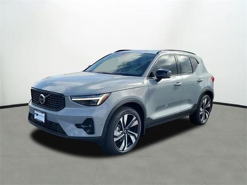 2025 Volvo XC40 B5 Ultra Dark Theme
