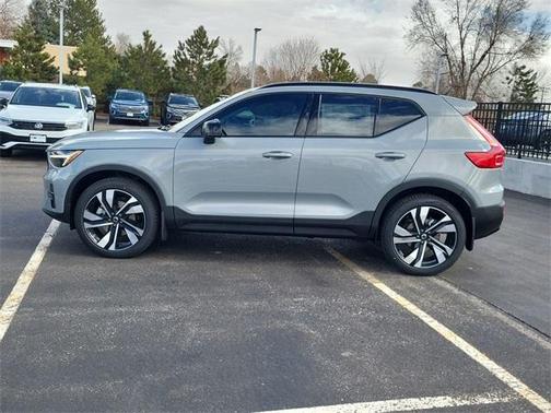 2025 Volvo XC40 B5 Ultra Dark Theme