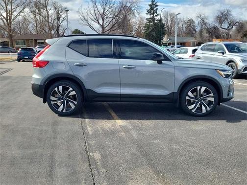 2025 Volvo XC40 B5 Ultra Dark Theme