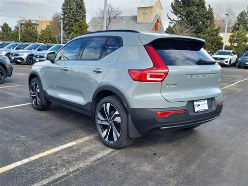 2025 Volvo XC40 B5 Ultra Dark Theme