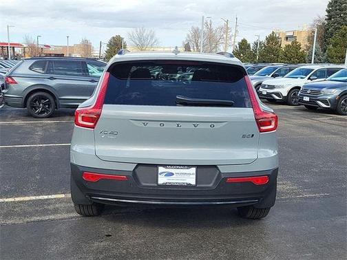 2025 Volvo XC40 B5 Ultra Dark Theme