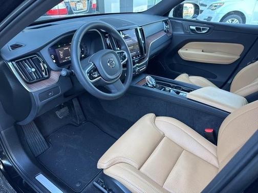 2023 Volvo XC60 B6 Ultimate Dark Theme