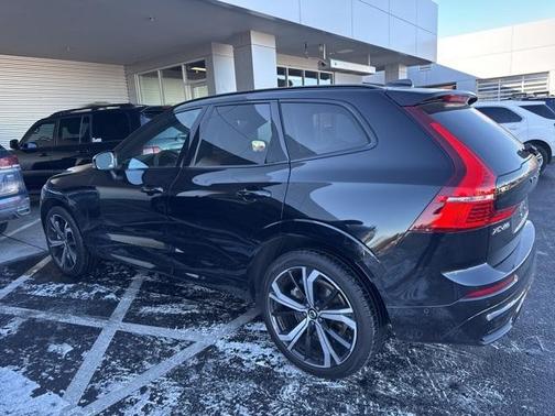 2023 Volvo XC60 B6 Ultimate Dark Theme