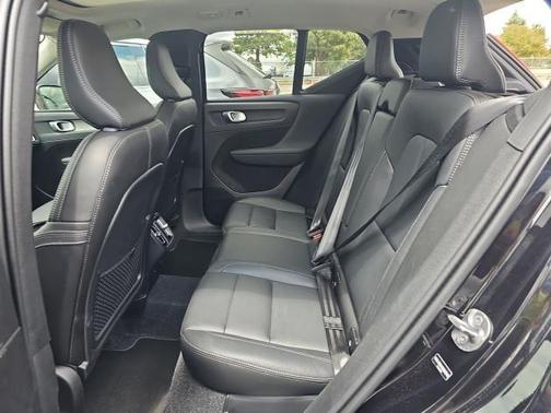 2025 Volvo XC40 B5 Plus Dark Theme