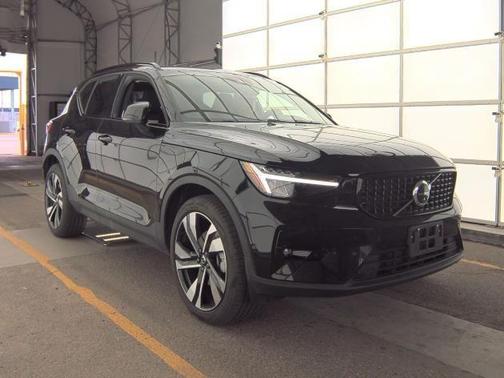 2025 Volvo XC40 B5 Plus Dark Theme