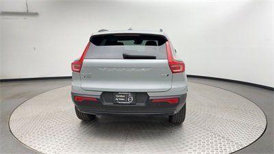 2025 Volvo XC40 B5 Plus Dark Theme