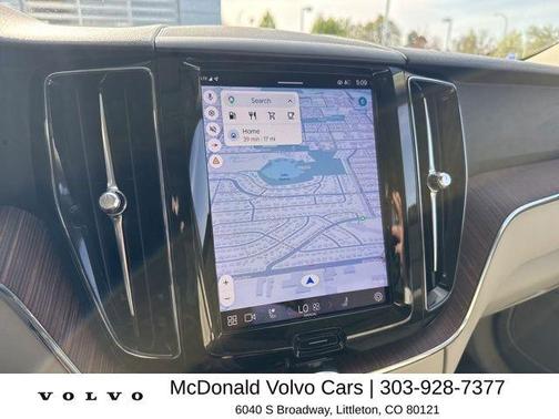 Onyx Black Metallic 2022 Volvo XC60 B5 Momentum