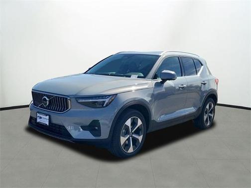 2025 Volvo XC40 B5 Plus Bright Theme