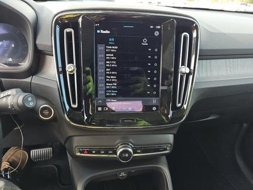 2025 Volvo XC40 B5 Plus Bright Theme