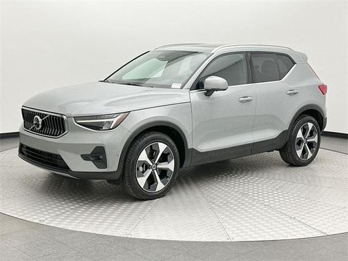 2025 Volvo XC40 B5 Plus Bright Theme