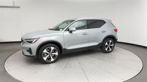 2025 Volvo XC40 B5 Plus Bright Theme