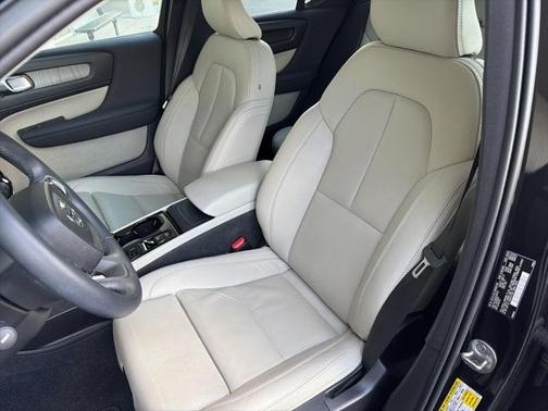 2023 Volvo XC40 B5 Ultimate Dark Theme