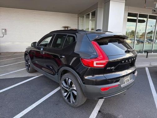 2023 Volvo XC40 B5 Ultimate Dark Theme