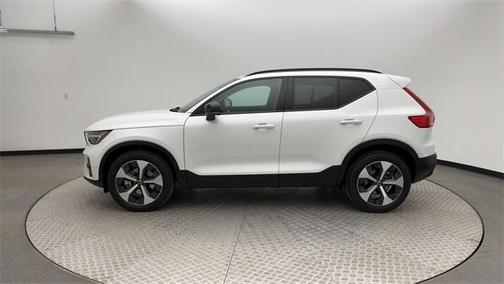 2023 Volvo XC40 B5 Plus Dark Theme