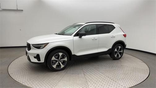 2023 Volvo XC40 B5 Plus Dark Theme