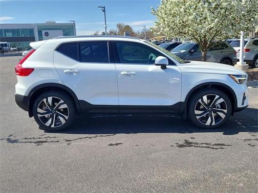 2025 Volvo XC40 B5 Ultra Bright Theme