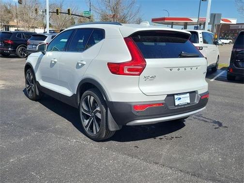 2025 Volvo XC40 B5 Ultra Bright Theme