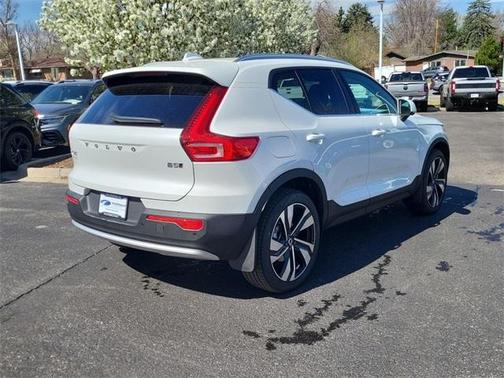 2025 Volvo XC40 B5 Ultra Bright Theme