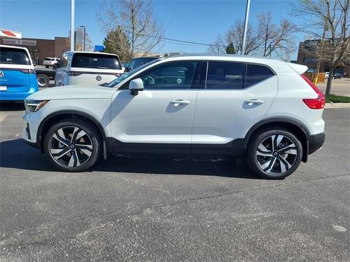 2025 Volvo XC40 B5 Ultra Bright Theme