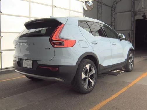 2025 Volvo XC40 B5 Plus Bright Theme