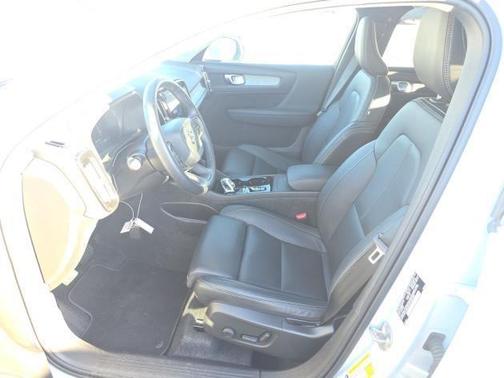 2025 Volvo XC40 B5 Plus Bright Theme