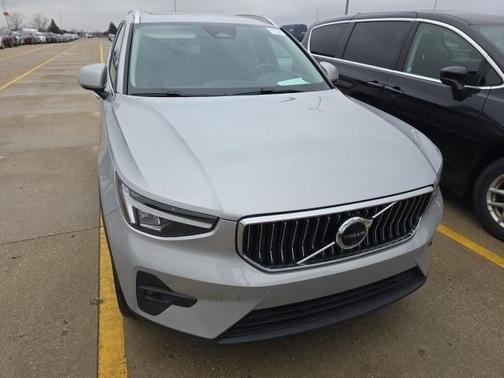 2025 Volvo XC40 B5 Plus Bright Theme