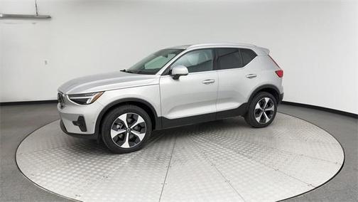 2025 Volvo XC40 B5 Plus Bright Theme