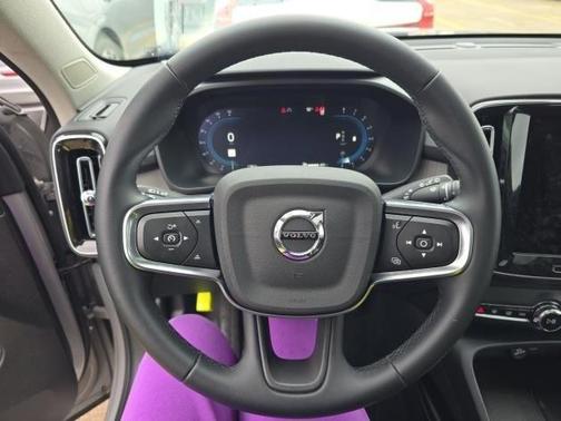 2025 Volvo XC40 B5 Plus Bright Theme