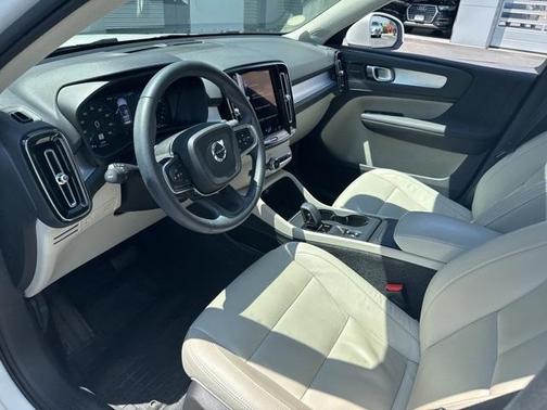 2022 Volvo XC40 T5 Momentum