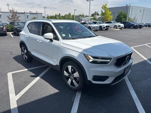 2022 Volvo XC40 T5 Momentum