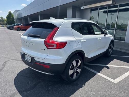 2022 Volvo XC40 T5 Momentum